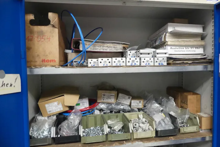Konvolut Material, Zubehör, Divers Umfang: Schrankinhalt